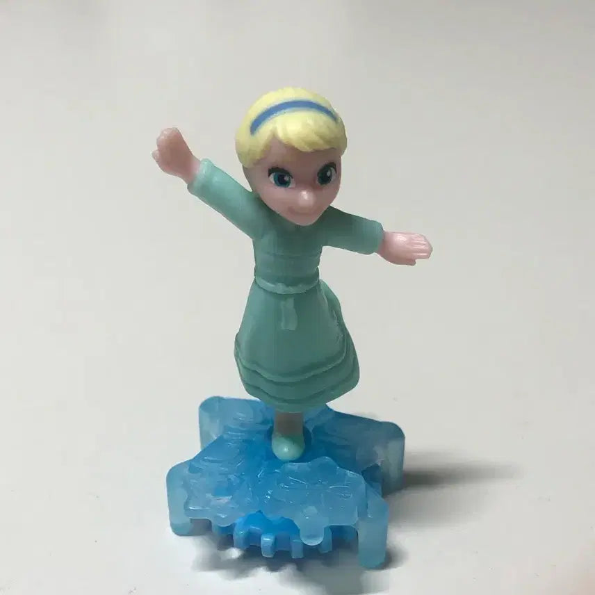 [BUNJANG] Elsa Kinder Joy Classic Figure / 엘사 킨더조이 고전 피규어 판매합니다