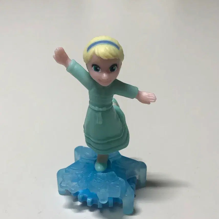 [BUNJANG] Elsa Kinder Joy Classic Figure / 엘사 킨더조이 고전 피규어 판매합니다