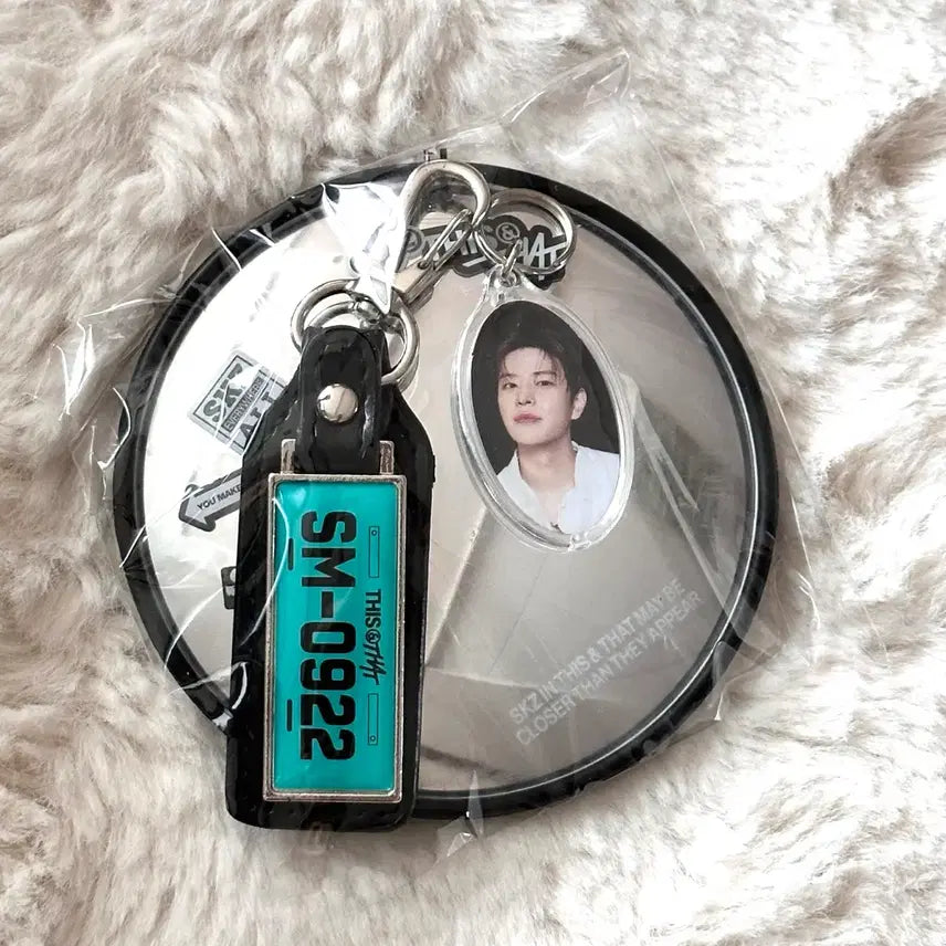 [BUNJANG] Stray Kids THIS &amp; THAT Truck Version Minho Keyring Set / (미개봉) 스키즈 스트레이키즈 디스앤댓 한정반 트럭 버전 키링 승민 this&amp;that truck ver 거울 키체인 keychain