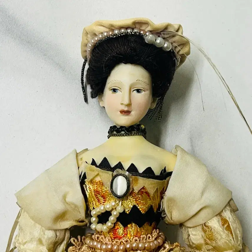 [BUNJANG] British Elizabeth Costume Bisque Doll (Artist-made Souvenir Collectible) / [희귀품] 영국 엘리자베스 코스튬 비스크 돌 (Artist-made / Souvenir Collectible Doll)