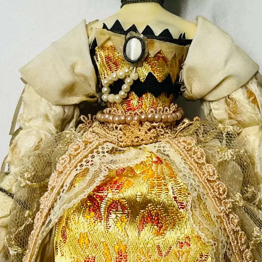 [BUNJANG] British Elizabeth Costume Bisque Doll (Artist-made Souvenir Collectible) / [희귀품] 영국 엘리자베스 코스튬 비스크 돌 (Artist-made / Souvenir Collectible Doll)