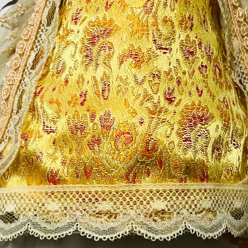 [BUNJANG] British Elizabeth Costume Bisque Doll (Artist-made Souvenir Collectible) / [희귀품] 영국 엘리자베스 코스튬 비스크 돌 (Artist-made / Souvenir Collectible Doll)