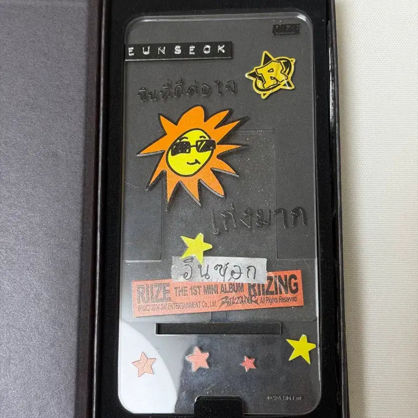 [BUNJANG] RIIZE Bangkok Pop-up Sungchan Eunseok Rising Day Phone Stand / 라이즈 방콕 팝업 휴대폰 거치대 성찬 은석 라이징데이