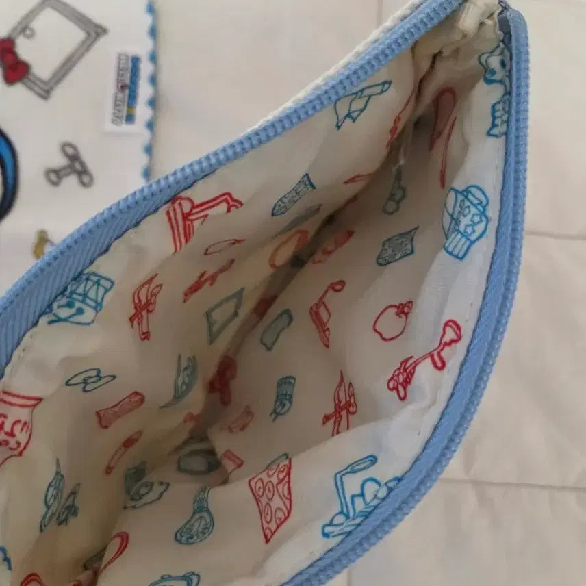 [BUNJANG] Doraemon x Hello Kitty Collaboration Handkerchief &amp; Pouch Set / 도라에몽 x 헬로키티 콜라보 손수건 파우치 세트