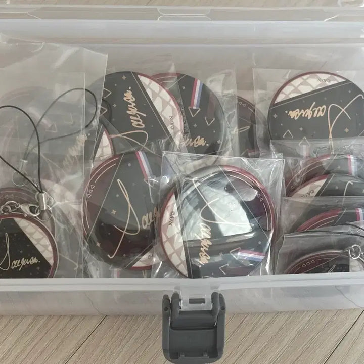 [BUNJANG] Nijisanji Saegusa Akina 2023 Birthday Ita Bag Bundle / 니지산지 사에구사 아키나 이타백 2023 생일 캔뱃지