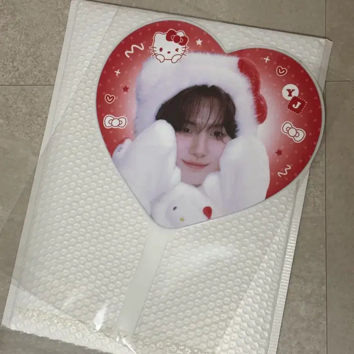 [BUNJANG] TUYS Youngjae Kitty Uchiwa / 투어스 영재 키티 우치와 판매합니다!