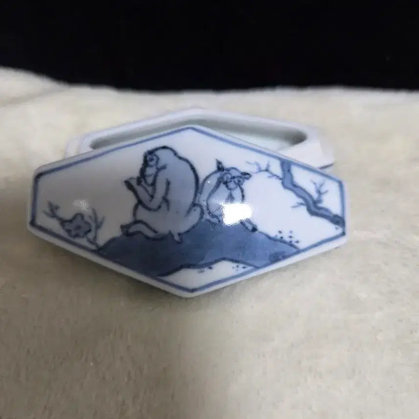 [BUNJANG] Japanese Imari White Porcelain Blue and White Monkey Motif Incense Container / 일본 이마리  백자 청화 원숭이 문양 향합
