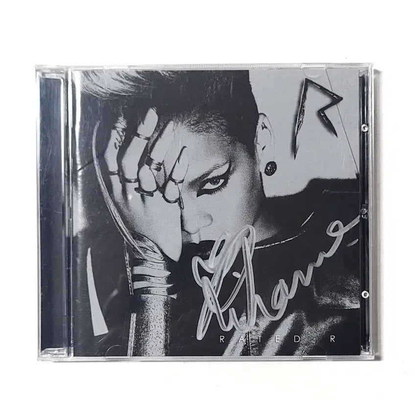 [BUNJANG] Rihanna Rated R Official 4th Album Autographed CD / [친필싸인반]리한나 정규4집 Rated R 2010년 방한