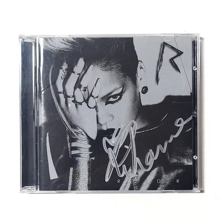 [BUNJANG] Rihanna Rated R Official 4th Album Autographed CD / [친필싸인반]리한나 정규4집 Rated R 2010년 방한