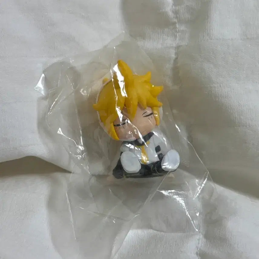 [BUNJANG] Kagamine Len Gachapon Shoulder Hugger Figure (Sealed) / 카가미네 렌 어깨쿵 꾸벅 피규어 가챠 미개봉