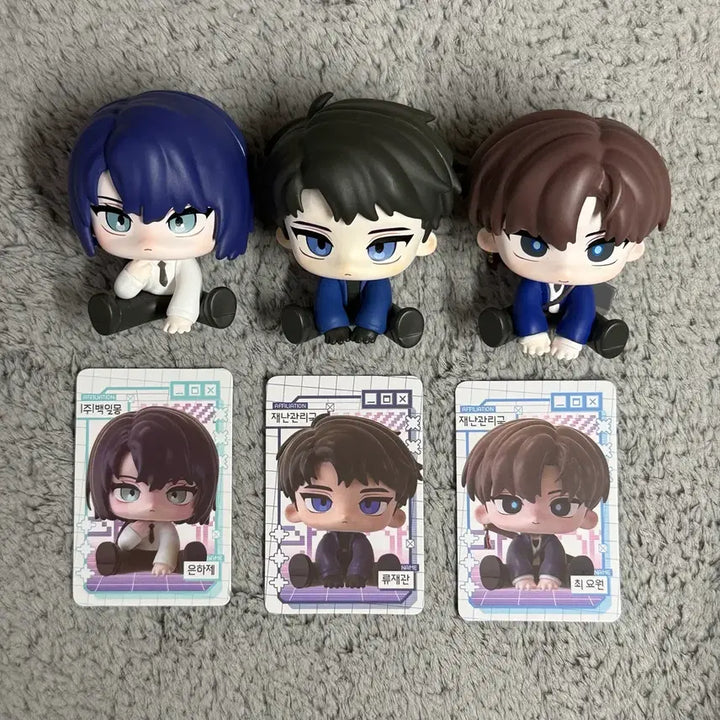 [BUNJANG] Gwedam Chulgeun Seated Figure Set (Choi Yo Won, Ryu Jae Gwan, Eun Ha Je) Bundle Set / 괴출 괴담출근 모두 앉아 피규어(최요원,류재관,은하제) 일괄 판매