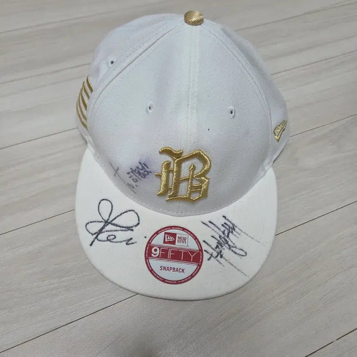 [BUNJANG] BIGBANG Signed New Era Baseball Cap / 빅뱅 굿즈 전멤버싸인 뉴에라콜라보 모자(희귀템)