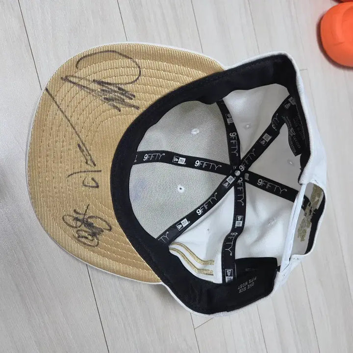 [BUNJANG] BIGBANG Signed New Era Baseball Cap / 빅뱅 굿즈 전멤버싸인 뉴에라콜라보 모자(희귀템)