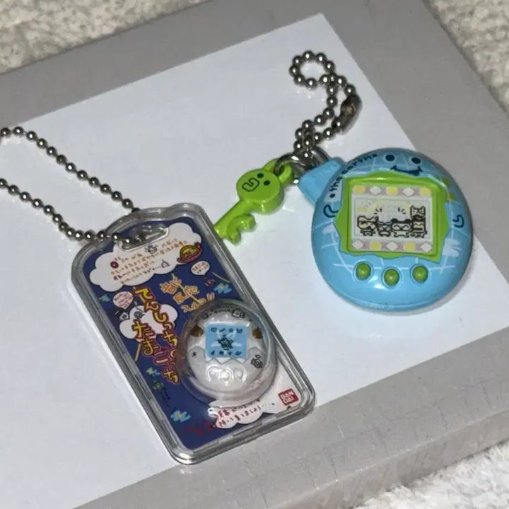 [BUNJANG] Bandai Tamagotchi Miniature Charm Keychain Set - Tenshichi (White Pearl) &amp; Chuchy (Blue) / 2종 세트! 반다이 다마고치 이상한 달걀 볼로치 미니어처 참 키링 1탄 화이트 펄 텐시치 , 가챠 4탄 블루 주댕치