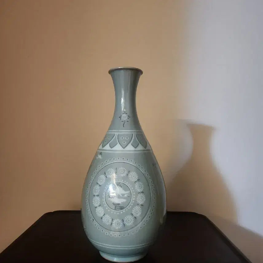 [BUNJANG] Gingjin Celadon Early Period Black and White Inlaid Cloud Crane Floral Pattern Vase / [천년의 비색을 품은 강진청자 초기 작품]흑백상감 운학화훼문 주병