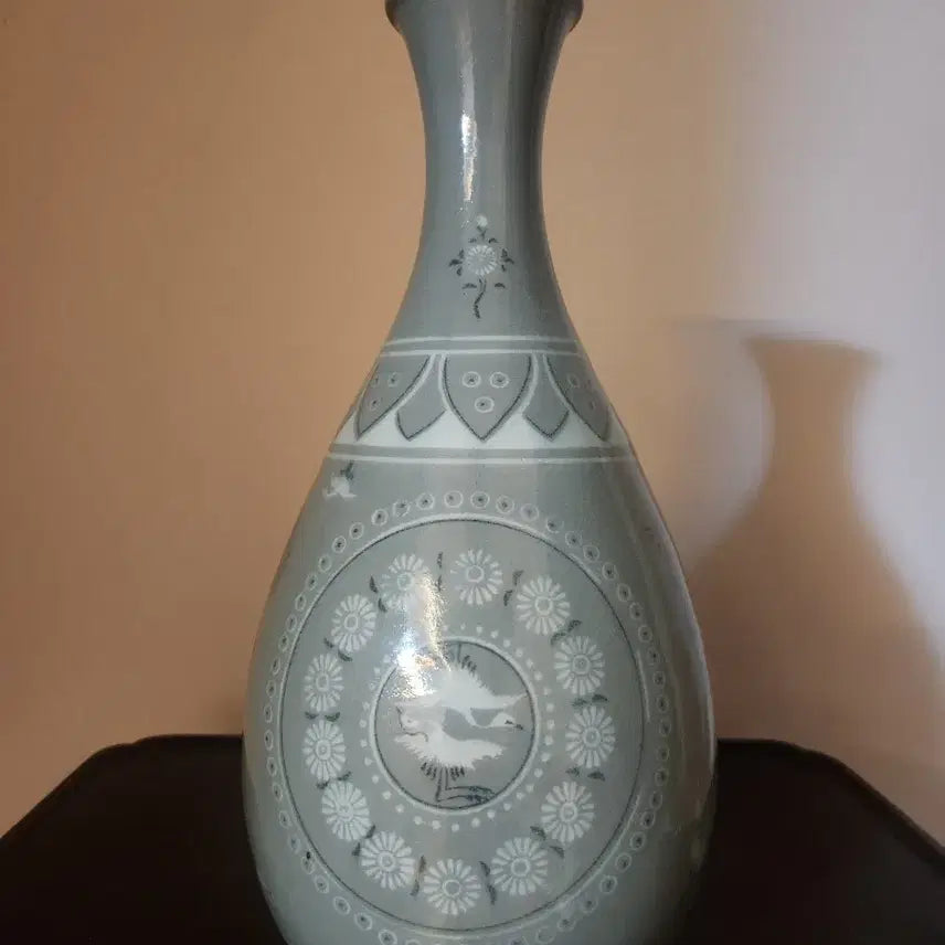 [BUNJANG] Gingjin Celadon Early Period Black and White Inlaid Cloud Crane Floral Pattern Vase / [천년의 비색을 품은 강진청자 초기 작품]흑백상감 운학화훼문 주병