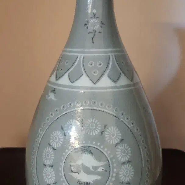 [BUNJANG] Gingjin Celadon Early Period Black and White Inlaid Cloud Crane Floral Pattern Vase / [천년의 비색을 품은 강진청자 초기 작품]흑백상감 운학화훼문 주병