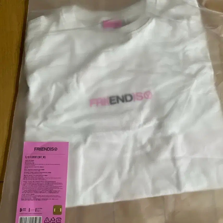 [BUNJANG] BTS V Friends T-Shirt (M, Sealed) / 방탄 뷔 프렌즈 Friends 티셔츠