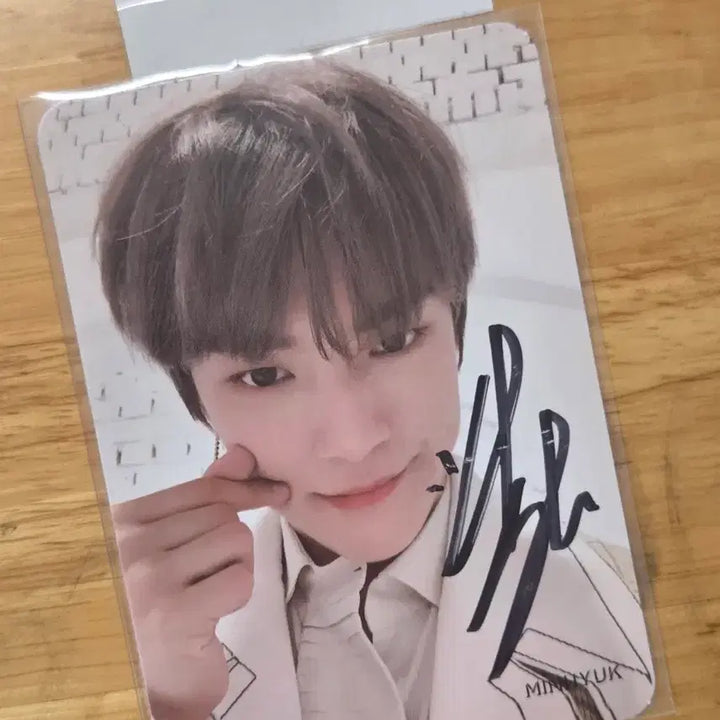[BUNJANG] MONSTA X WHENEVER, WHEREVER Minhyuk Signed Photocard / 몬스타엑스 위아히어 민혁 싸포 싸인포카 양도