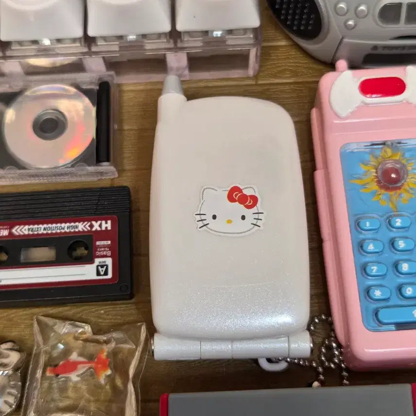 [BUNJANG] Toy Spirits Garake Folder Phone Gacha Feature Phone Retro Ex-Boyfriend Keychain / 화이트)토이스피릿츠 가라케 폴더폰 가챠 피쳐폰 y2k 레트로 전남친키링