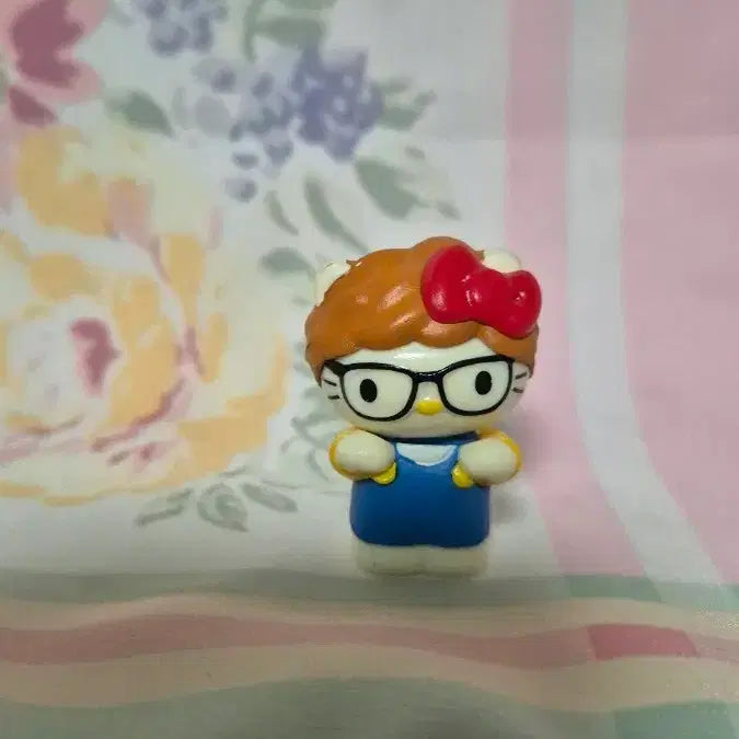 [BUNJANG] Vintage Sanrio Hello Kitty Glasses Overalls Figure / 고전 산리오 헬로키티 안경 멜빵 피규어