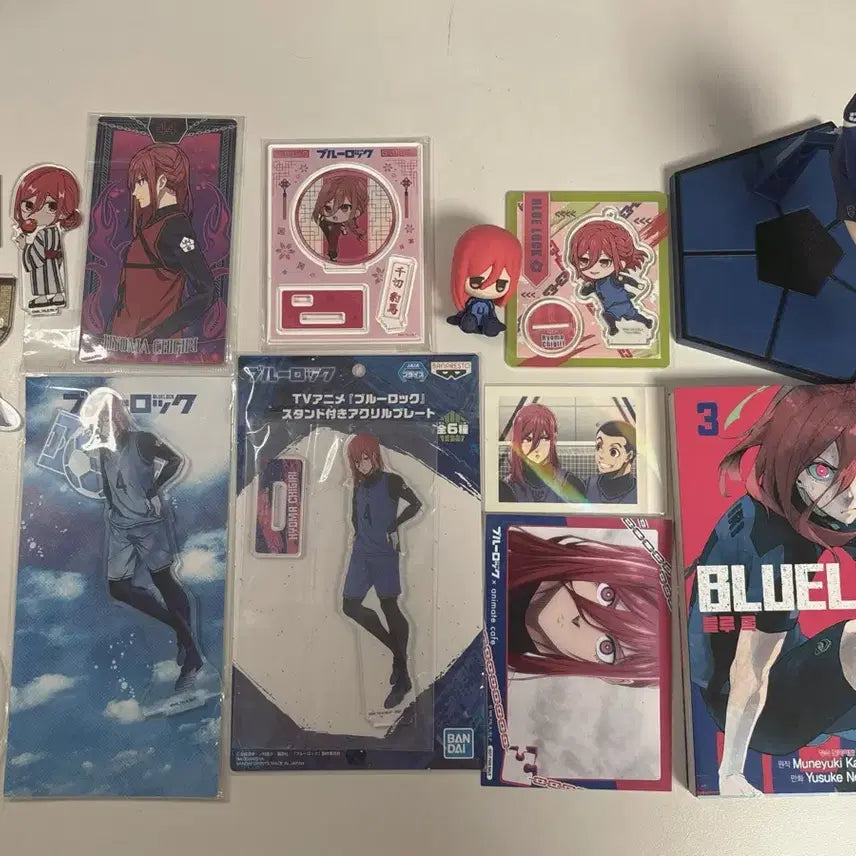 [BUNJANG] Blue Lock Chigiri Hyoma Acrylic Figure &amp; Manga Bundle / 블루록 치기리 효마 아크릴 피규어 만화책 지류 등 일괄 대량 양도 처분