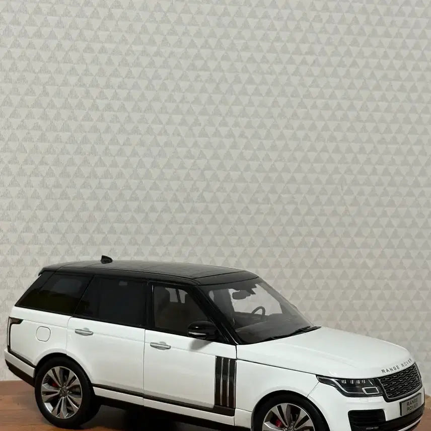 [BUNJANG] LCD 1:18 Range Rover Autobiography SV White / 1:18 LCD 레인지로버 오토바이오그래피 SV 화이트 (BBR,MR,오토아트)