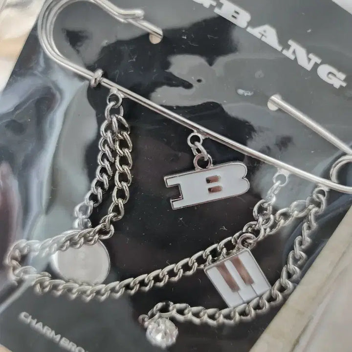 [BUNJANG] BIGBANG Concert Charm Brooch / 빅뱅 BIGBANG 콘서트 MD 참 브로치 미개봉새상품