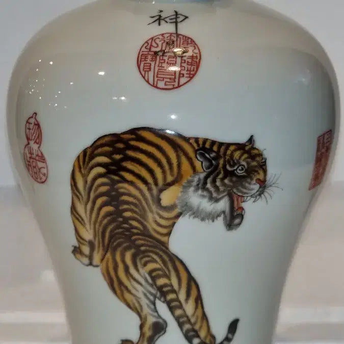 [BUNJANG] Qianlong Dynasty Lang Shining Tiger Medallion Small Vase / 건륭어제 랑세녕 호문 묘금 소매병 높21 지13 중국도자기 고도자 골통품