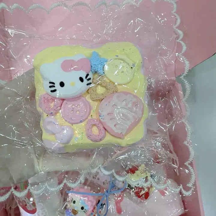 [BUNJANG] Sanrio Hello Kitty Donut Squishy Toy / 새상품 키티 디저트사각 말링이