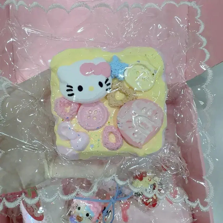 [BUNJANG] Sanrio Hello Kitty Donut Squishy Toy / 새상품 키티 디저트사각 말링이