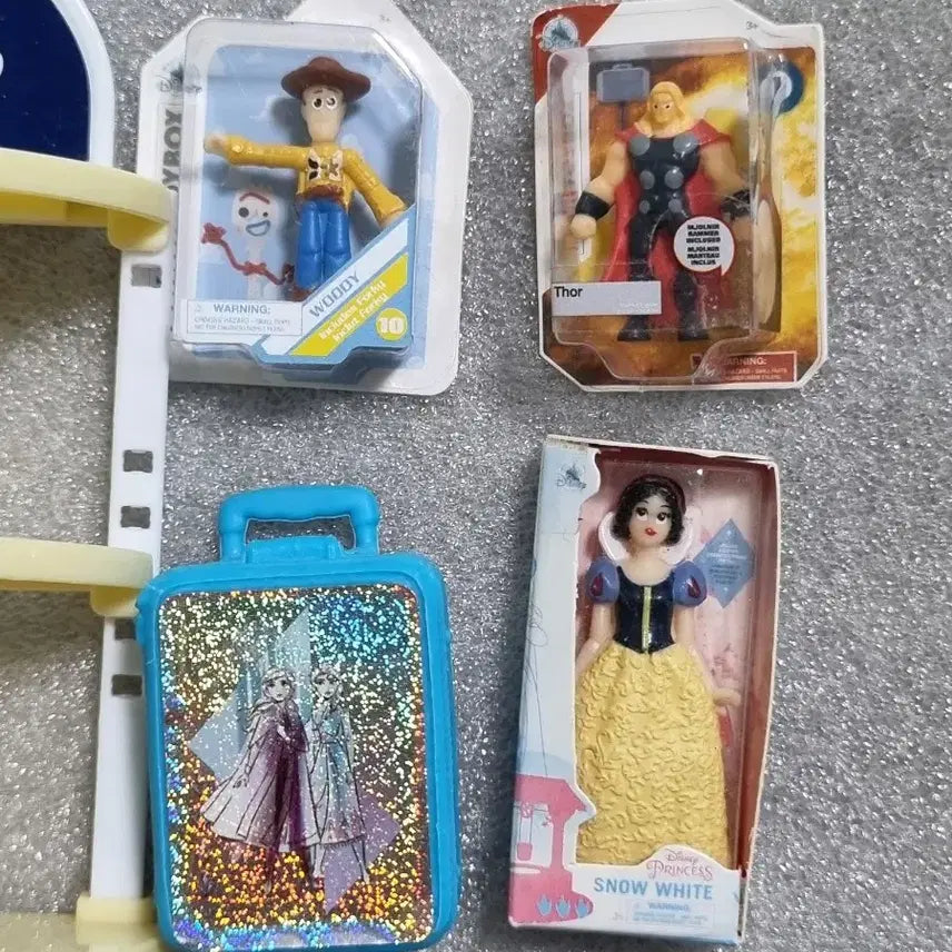 [BUNJANG] Disney Mini Brands Mini Figures Set with Mini Carrier and Display Shelf / 디즈니 미니브랜드 미니피규어 세트