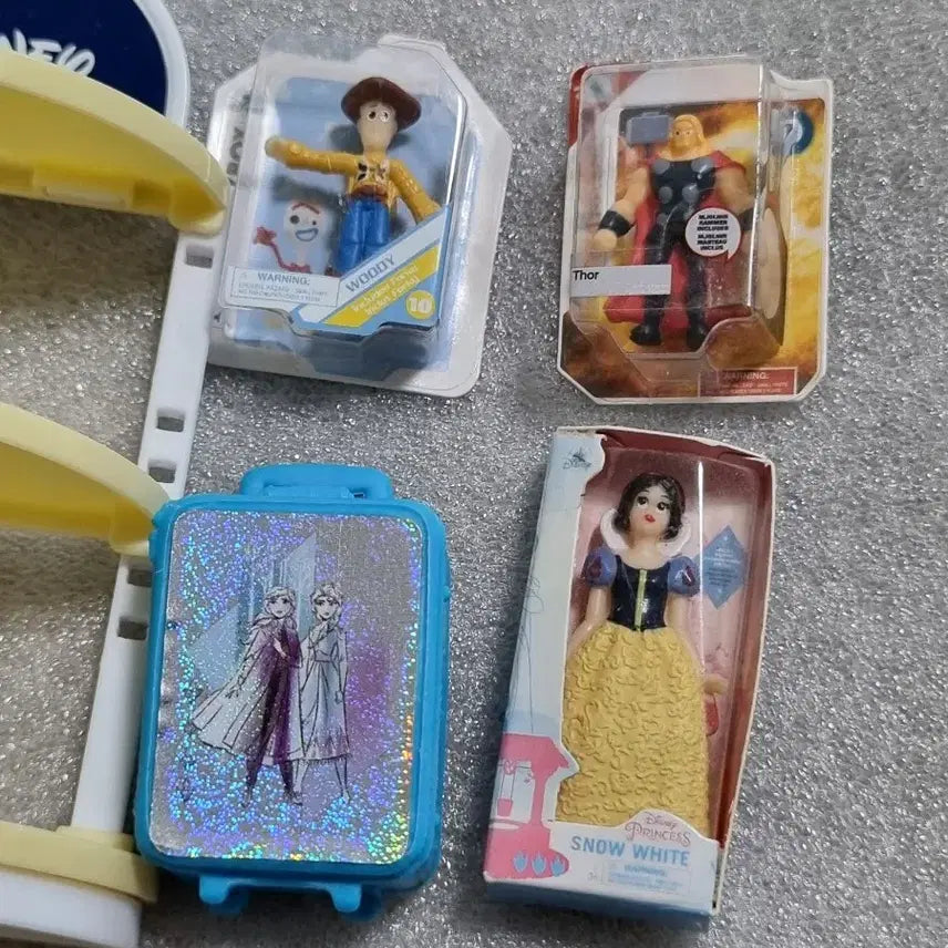 [BUNJANG] Disney Mini Brands Mini Figures Set with Mini Carrier and Display Shelf / 디즈니 미니브랜드 미니피규어 세트