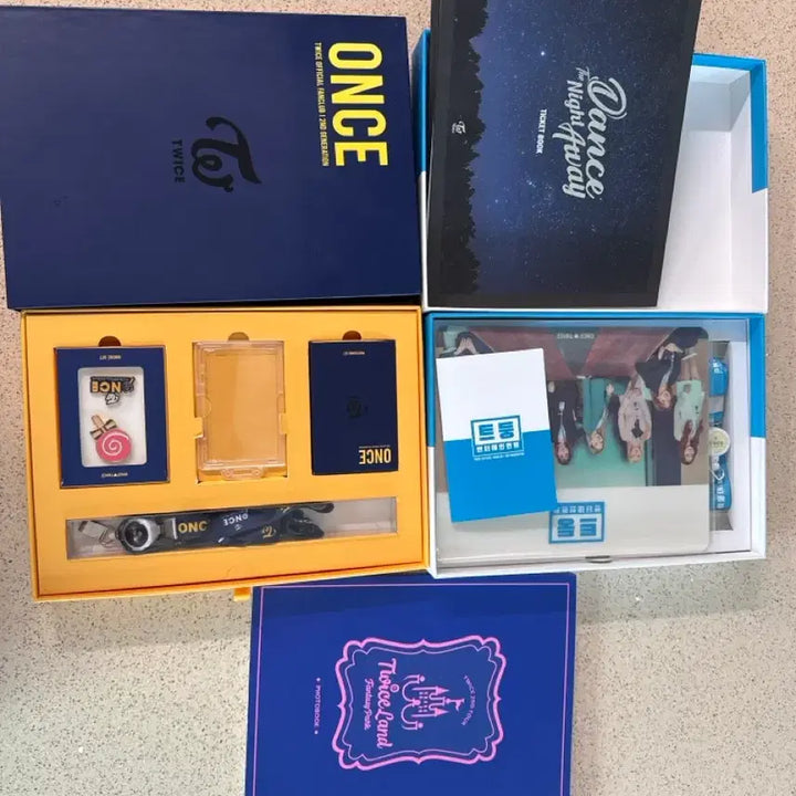 [BUNJANG] TWICE ONCE 2nd &amp; 3rd Gen Goods Ticket Book &amp; Concert Photobook Set / 트와이스 원스2,3기 굿즈 및 티켓북, 콘서트 포토북