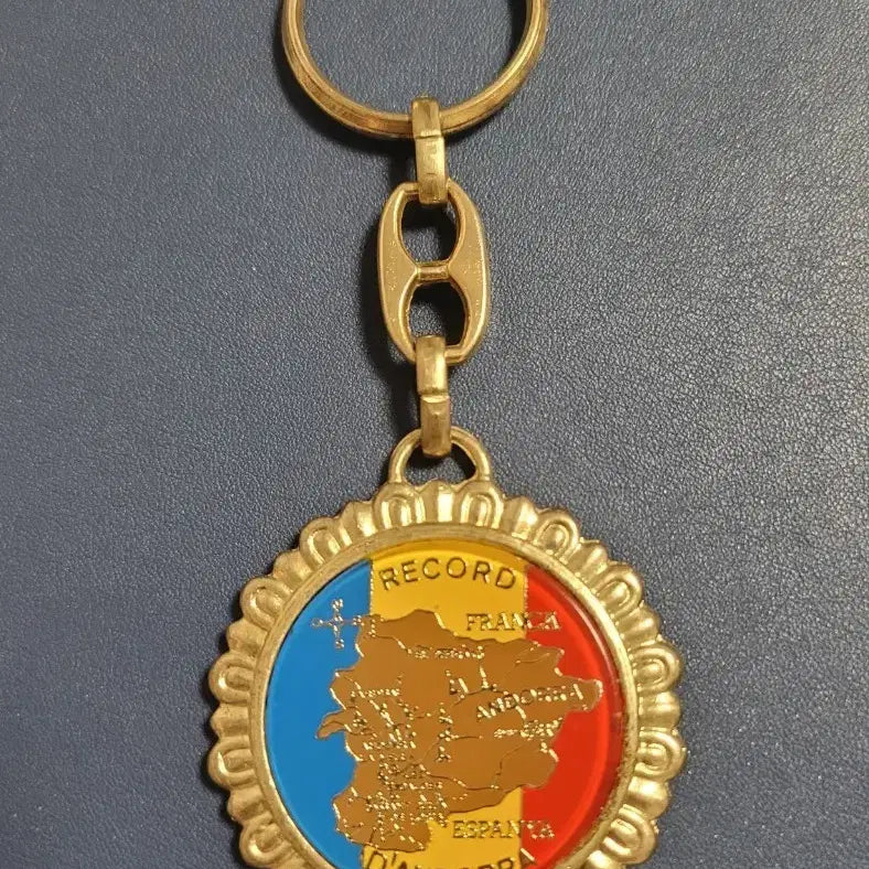 [BUNJANG] Vintage Andorra Principaute Gold Emblem Keychain / 빈티지 금장 안도라 왕국의 키링 / 희소성 ( 소장용 )