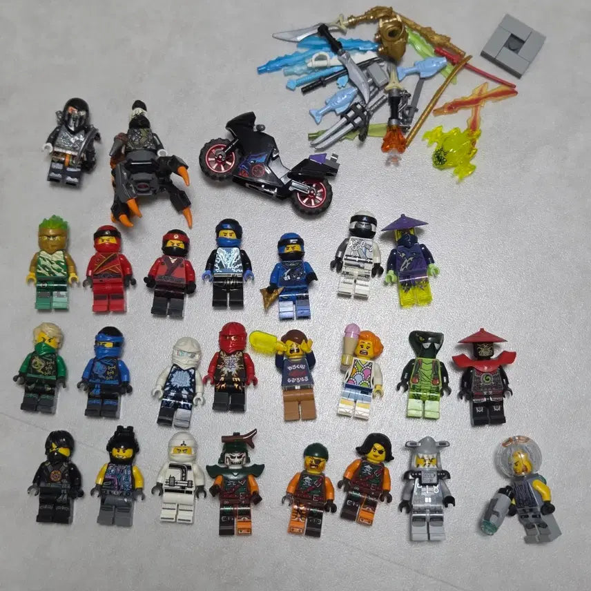 [BUNJANG] LEGO Ninjago Figures and Weapons Bundle / 레고 닌자고 피규어25개 및 무기입니다
