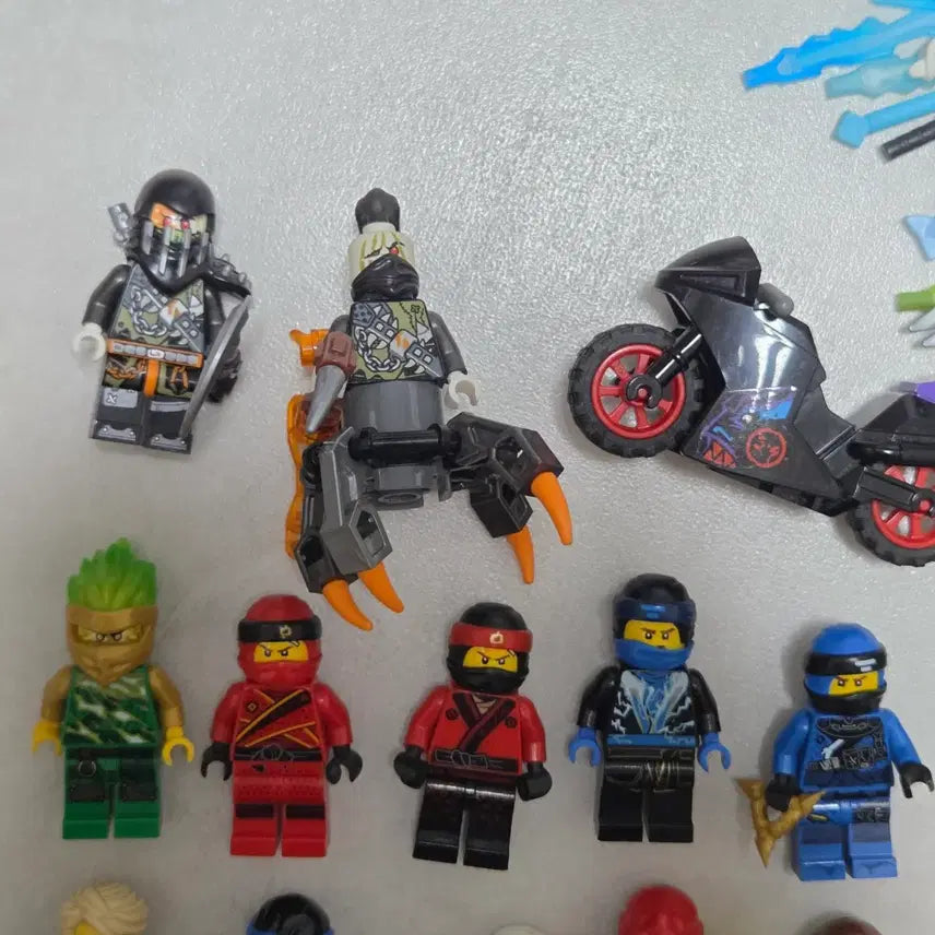 [BUNJANG] LEGO Ninjago Figures and Weapons Bundle / 레고 닌자고 피규어25개 및 무기입니다