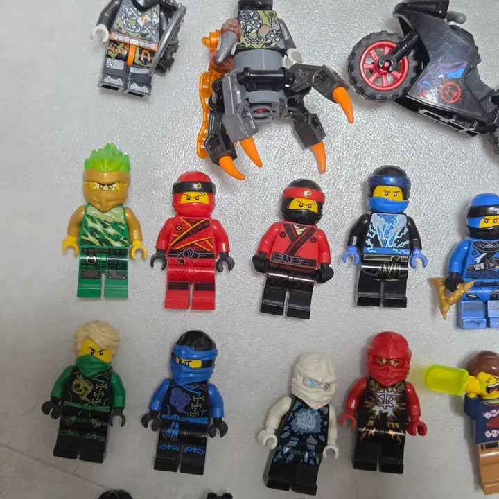 [BUNJANG] LEGO Ninjago Figures and Weapons Bundle / 레고 닌자고 피규어25개 및 무기입니다