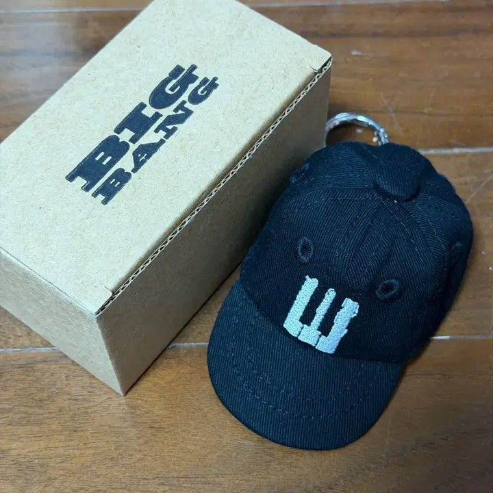 [BUNJANG] BIGBANG 20th Anniversary Media Exhibition Official Goods Cap Keyring Black / 빅뱅 20주년 미디어 전시 모자 키링 블랙 랜덤 굿즈