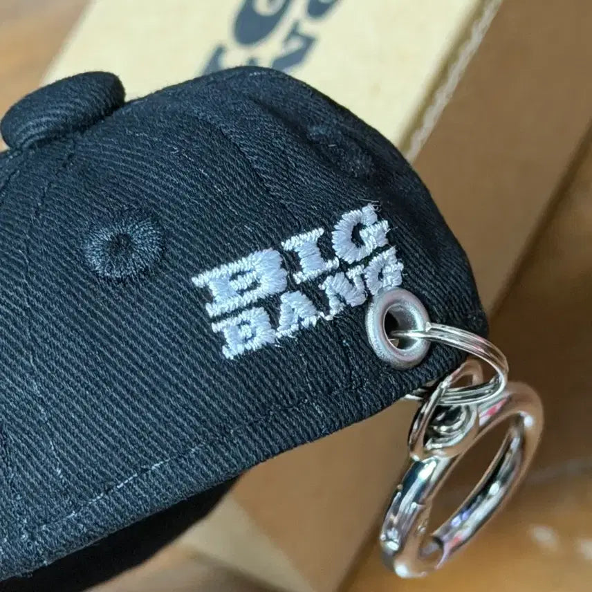 [BUNJANG] BIGBANG 20th Anniversary Media Exhibition Official Goods Cap Keyring Black / 빅뱅 20주년 미디어 전시 모자 키링 블랙 랜덤 굿즈