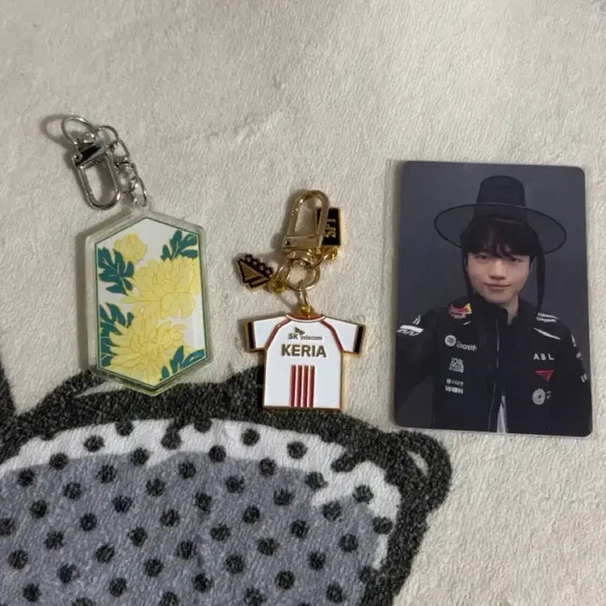 [BUNJANG] T1 Keria Worlds Keyring &amp; Amhaeng Cheonmun Photocard Bundle Set / 티원 케리아 생일, 월즈 키링 그리고 암행천문 포카 포토카드