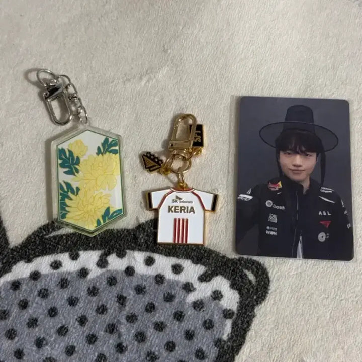 [BUNJANG] T1 Keria Worlds Keyring &amp; Amhaeng Cheonmun Photocard Bundle Set / 티원 케리아 생일, 월즈 키링 그리고 암행천문 포카 포토카드
