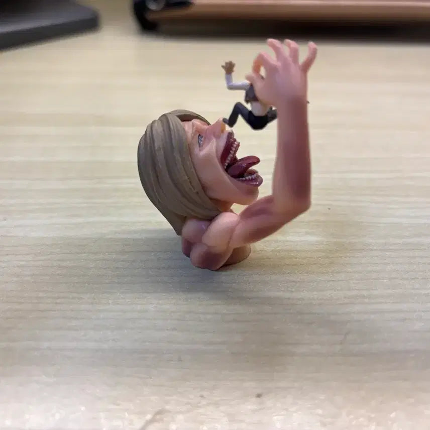 [BUNJANG] Attack on Titan Figure (Eating Scene) / 진격의 거인 피규어 (잡아먹는 장면)