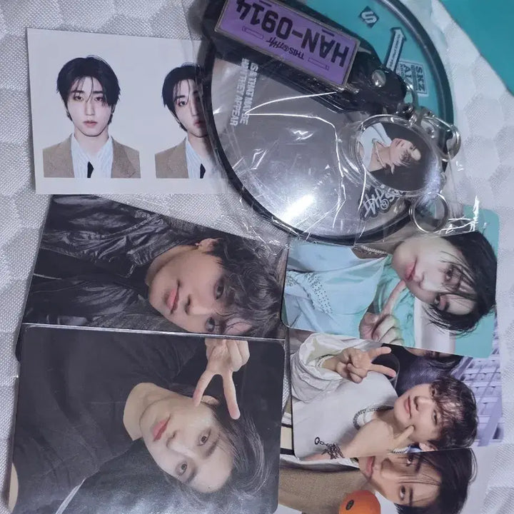 [BUNJANG] Stray Kids Han Photocard, Keyring, and ID Photo Set / 스트레이키즈 한 포토카드 키링 증사
