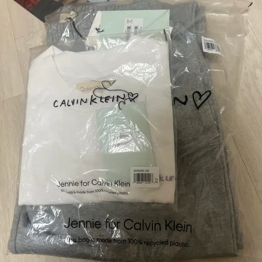 [BUNJANG] BLACKPINK Jennie x Calvin Klein Limited Edition Collaboration T-shirt and Jogger Pants Set / 블랙핑크 제니 캘빈클라인 반팔 조거 팬츠 콜라보 한정판