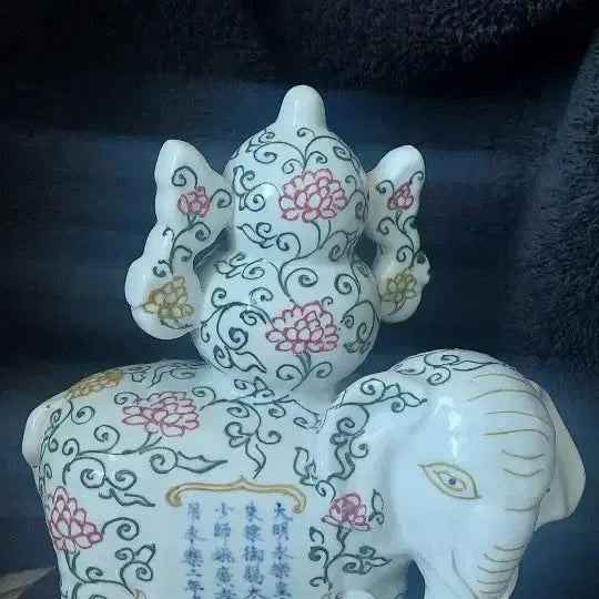 [BUNJANG] Blue-and-White Celadon Porcelain Elephant with Grapevine Pattern / 법화채 전지연화문 코끼리