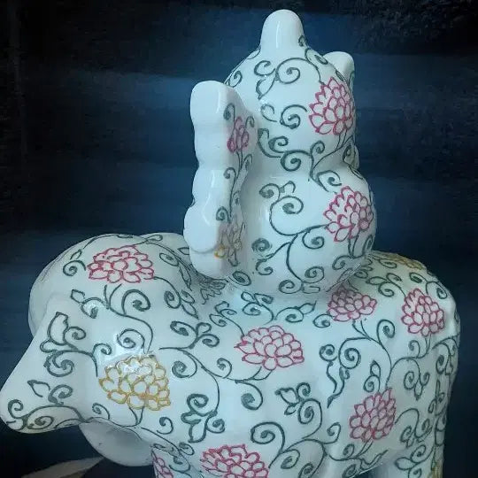 [BUNJANG] Blue-and-White Celadon Porcelain Elephant with Grapevine Pattern / 법화채 전지연화문 코끼리