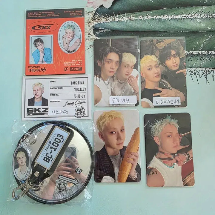 [BUNJANG] Stray Kids Bang Chan Photocard, Keyring, and Mirror Set / 스트레이키즈 방찬