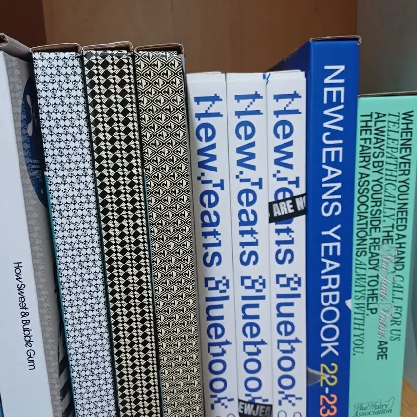 [BUNJANG] NewJeans 22-23 Yearbook Unsealed Full Set / 뉴진스 이어북 22-23 개봉 풀구성
