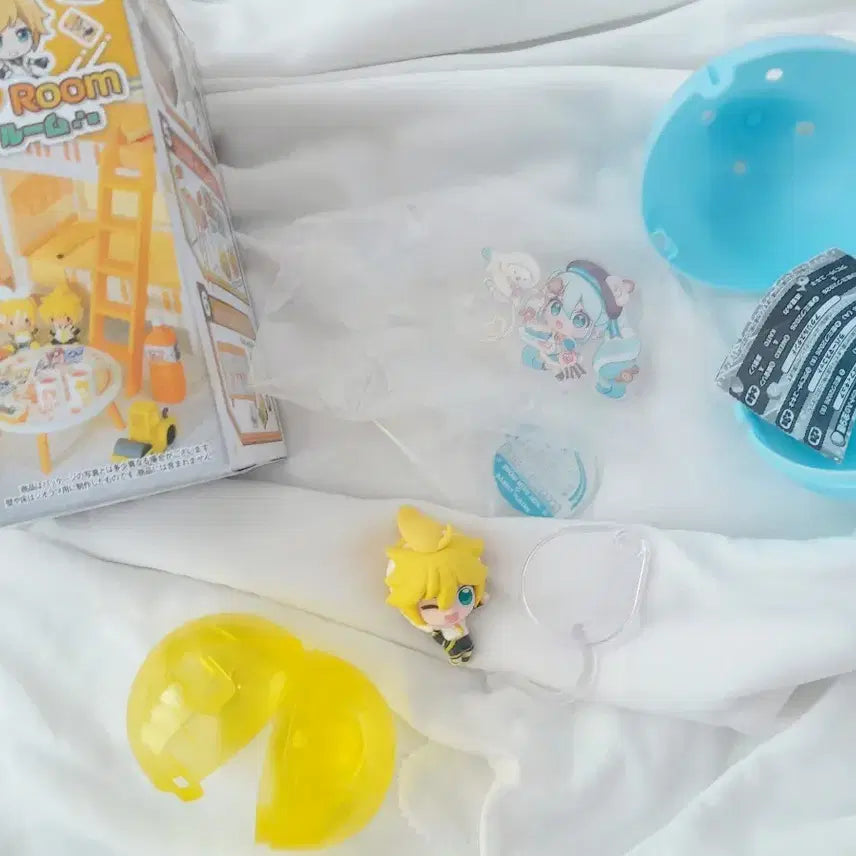 [BUNJANG] Kagamine Rin Len Miniature Figure Set + Len Figure + Hatsune Miku Acrylic Stand / 원가이하) 카가미네 렌, 린 룸 미니어처 피규어+ 렌 피규어+ 하츠네 미쿠 아크릴 스탠드